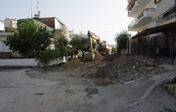 Επιτέλους, γκρεμίστηκε το ερείπιο