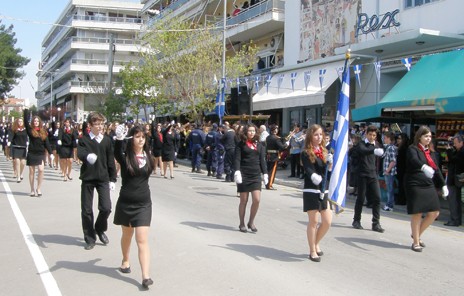 Παρέλασε με το χέρι στο ...Θεό το 1ο Γυμνάσιο Xαλκίδας