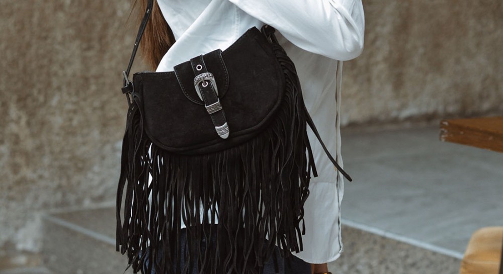 Οι τσάντες με κρόσια έχουν επιστρέψει δυναμικά!