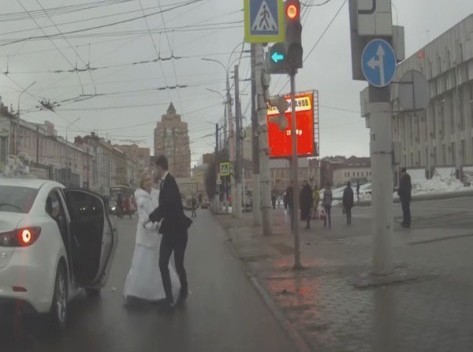 Γαμπρός και νύφη... πλακώθηκαν στη μέση του δρόμου (VIDEO)