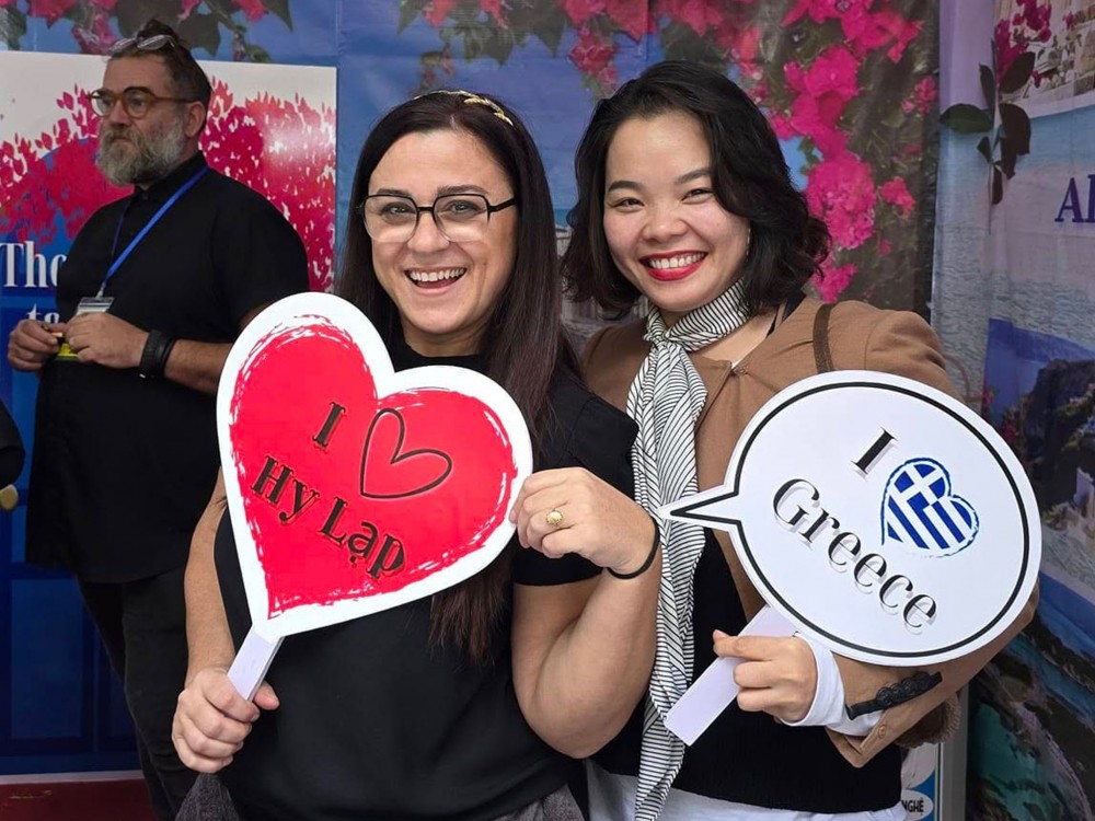 ΧΡΗΣΤΟΣ ΚΡΟΚΟΣ ΑΜΑΡΥΝΘΟΣ: Μαθαίνει τους Βιετναμέζους να τρώνε ελληνικά μαζί με τη γυναίκα του