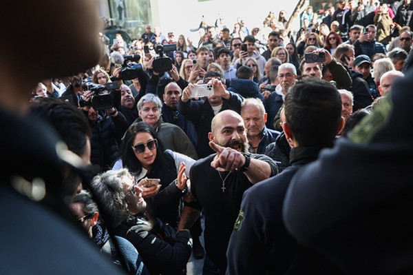 ΚΑΚΟΠΟΙΗΣΗ 3ΧΡΟΝΟΥ: Οργή λαού στα δικαστήρια του Ηρακλείου