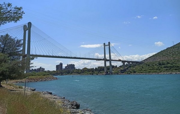 ΧΑΛΚΙΔΑ: 38χρονος Έλληνας βούτηξε να μαζέψει όστρακα κάτω από την Υψηλή Γέφυρα και τον έπιασε το Λιμεναρχείο