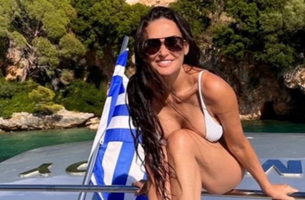 Ντέμι Μουρ: Ποζάρει χαμογελαστή δίπλα στην ελληνική σημαία