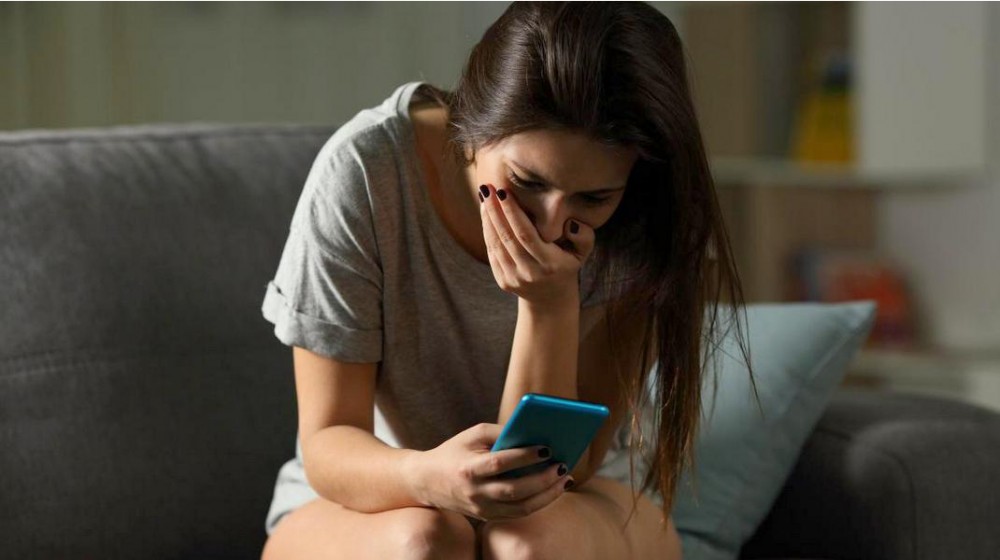 Έστελνε πορνογραφικό υλικό στην ανήλικη κόρη του ισχυριζόμενος ότι πρόκειται για ερωτικές συνευρέσεις της μητέρας της