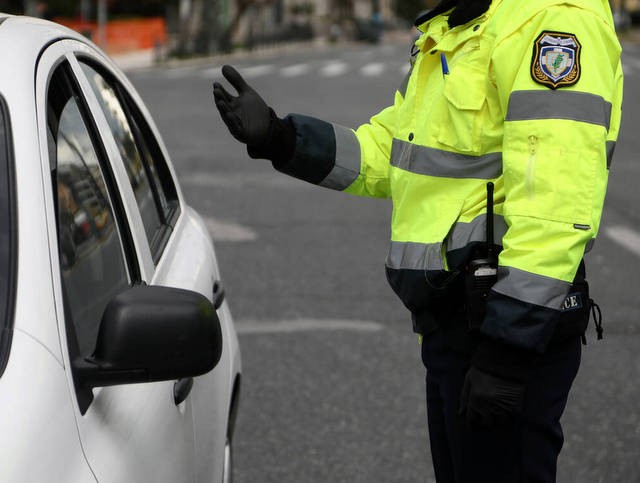 Του επιβλήθηκε πρόστιμο 300 ευρώ παρότι φορούσε μάσκα και είχε βεβαίωση μετακίνησης