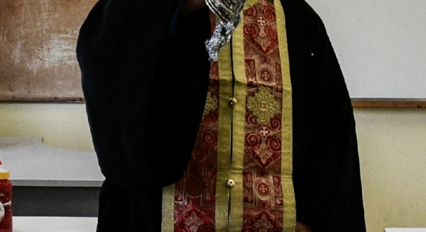 ΠΑΤΡΑ: Παπαδιά εισέβαλε στο γραφείο του παπά και έσυρε από τα μαλλιά 29χρονη