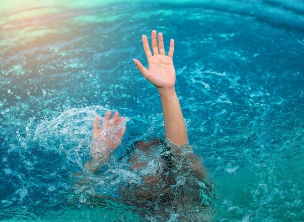 ΧΑΛΚΙΔΑ ΠΛΑΖ ΑΣΤΕΡΙΑ: 80χρονη ανασύρθηκε νεκρή από τη θάλασσα