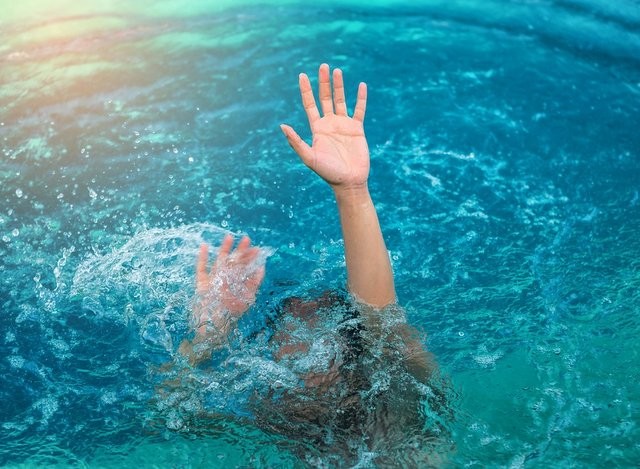 ΧΑΛΚΙΔΑ ΠΛΑΖ ΑΣΤΕΡΙΑ: 80χρονη ανασύρθηκε νεκρή από τη θάλασσα