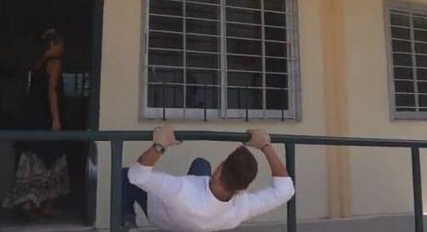 Ξεσάλωσε το Twitter με το ...παρκούρ του Κασσελάκη σε σχολείο μαθητών με αναπηρία (Video)