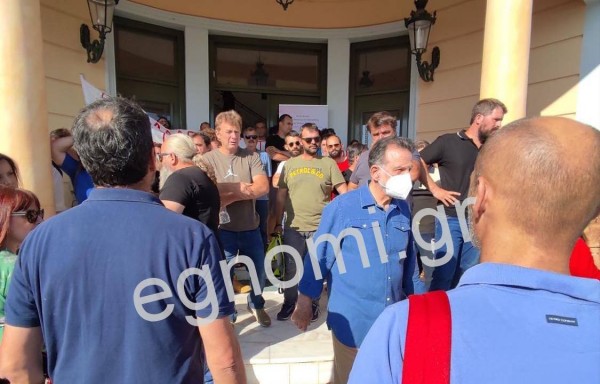 ΑΙΔΗΨΟΣ: Μπλόκο ρετσινάδων στην εκδήλωση του Μπένου για τη βόρεια Εύβοια (VIDEO)