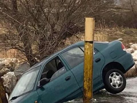 Του έκοψαν κλήση για το...κλεμμένο ΙΧ του, που βρέθηκε σε ποτάμι!