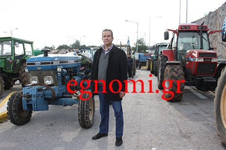 Παραμένουν τα τρακτέρ στην υψηλή γέφυρα