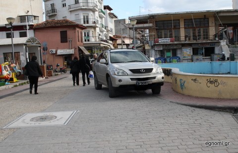 Απίστευτο παρκάρισμα στην πλατεία της Αγοράς
