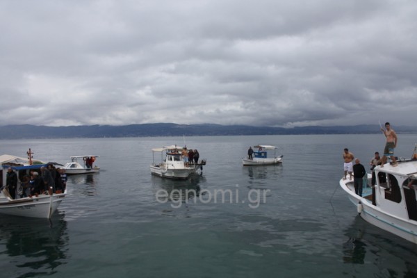 Θεοφάνεια στην Αμάρυνθο: Χρησιμοποίησαν τις βάρκες για ...βατήρα