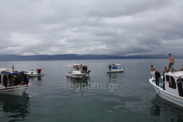 Θεοφάνεια στην Αμάρυνθο: Χρησιμοποίησαν τις βάρκες για ...βατήρα
