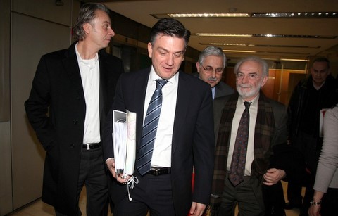 Τι κοιτάει ο Κλέαρχος πίσω από τον υφυπουργό;