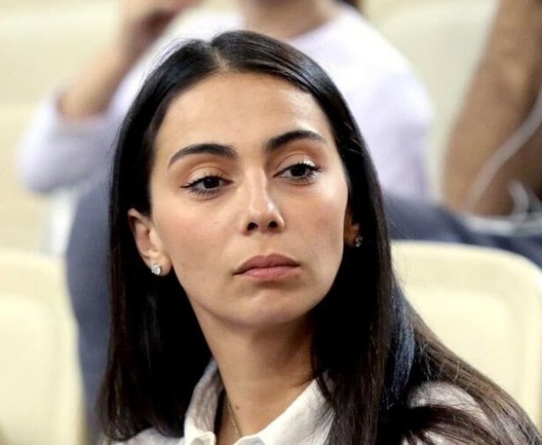 Η Ολυμπία Χοψονίδου θηλάζει την κορούλα της και ανέβασε τη φωτογραφία στο instagram