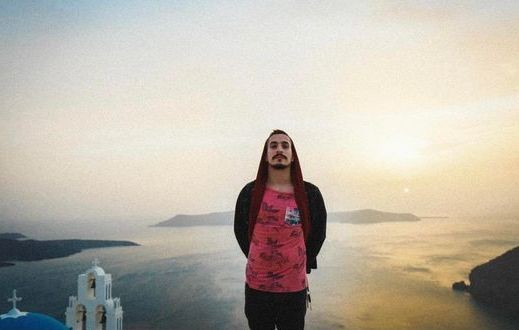 Νεκρός βρέθηκε στα Εξάρχεια ο 33χρονος γιος του πρώην υπουργού Αργύρη Ντινόπουλου