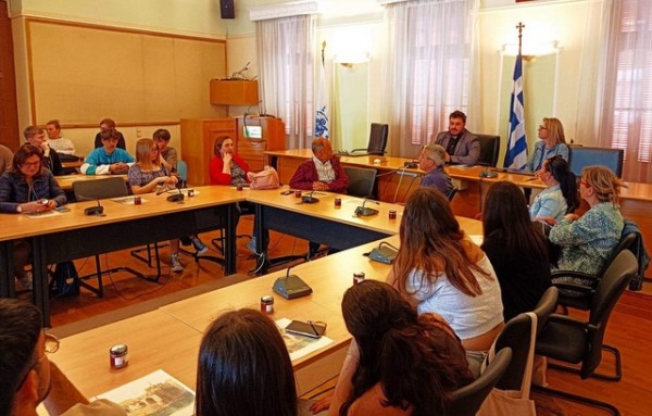 ΧΑΛΚΙΔΑ: Μαθητές από ευρωπαϊκές χώρες επισκέφτηκαν το Δημαρχιακό Μέγαρο Κότσικα