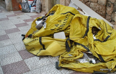 Παρατημένα μπάζα εδώ και μήνες στην οδό Μιαούλη