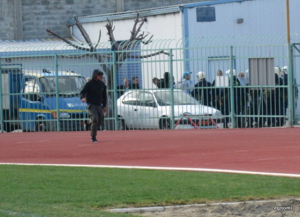 ΕΠΕΙΣΟΔΙΑ ΑΟ ΧΑΛΚΙΣ-ΑΙΓΑΛΕΩ: Μάχες σώμα με σώμα οπαδών με τους αστυνομικούς (VIDEO)