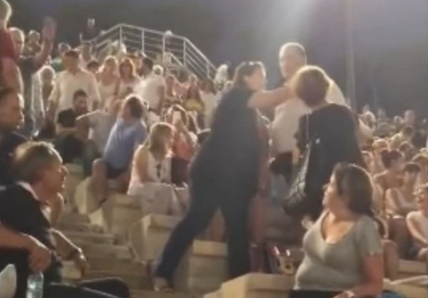 Χτύπησε γυναίκα σε συναυλία στο Καλλιμάρμαρο και οι θεατές τον έβγαλαν έξω σηκωτό (Video)