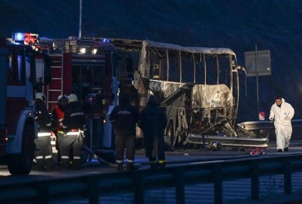 ΤΡΑΓΩΔΙΑ ΣΤΑ ΒΑΛΚΑΝΙΑ: 46 νεκροί σε λεωφορείο που τυλίχτηκε στις φλόγες (VIDEO)