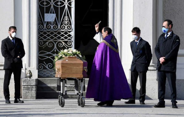 ΚΟΡΩΝΟΪΟΣ: Φρίκη σε όλο τον κόσμο με εκατόμβες νεκρών