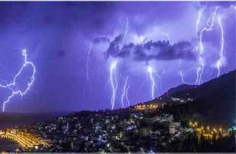 100.000 κεραυνοί έπεσαν την Τρίτη στην Ελλάδα