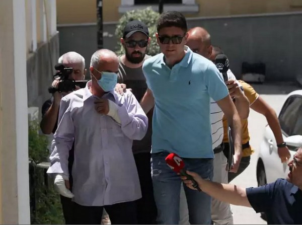 ΓΥΝΑΙΚΟΚΤΟΝΙΑ ΚΟΥΚΑΚΙ: Θόλωσε όταν του είπε η εν διαστάσει σύζυγός του ότι θα πάει διακοπές με το φίλο της