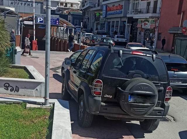 ΧΑΛΚΙΔΑ: Παράνομο παρκάρισμα μπροστά στο πάρκινγκ της πλατείας Αγοράς