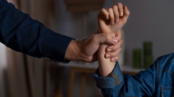 Γνωστός δικηγόρος χτύπησε την αδερφή του στο Ασκληπιείο Βούλας - Είχε πάνω του πιστόλι και μαχαίρι!