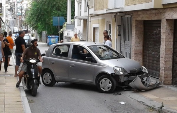 ΧΑΛΚΙΔΑ: Αυτοκίνητο καβάλησε πεζοδρόμιο και στούκαρε σε τοίχο σπιτιού στην οδό Κακαρά (pics)