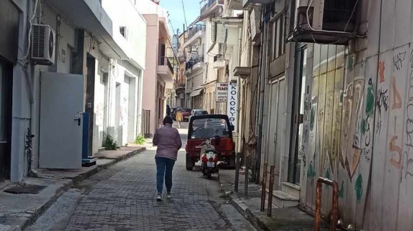 ΧΑΛΚΙΔΑ: Παράνομο παρκάρισμα σε στενό δρομάκι της Χαλκίδας