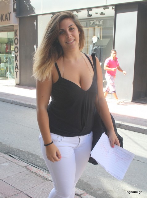 Με τις σημειώσεις στα χέρια η Κατερίνα