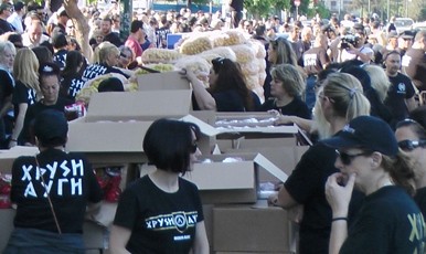 Μπλόκο στη διανομή τροφίμων της Χρυσής Αυγής