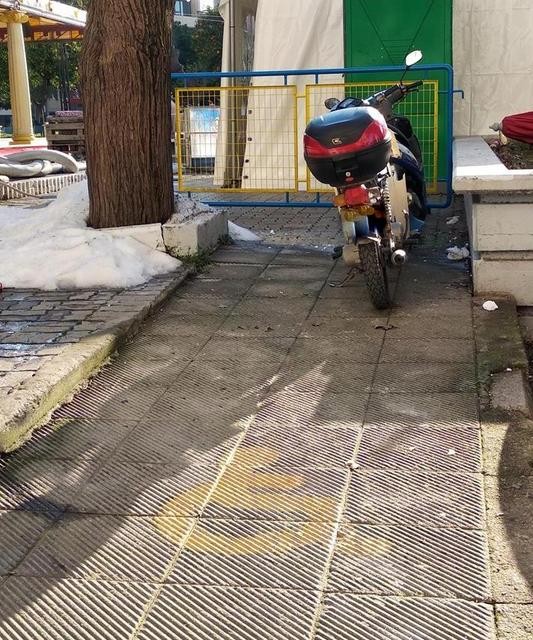 ΧΑΛΚΙΔΑ - ΑΠΙΣΤΕΥΤΟ: Απέκλεισαν με κάγκελο την πρόσβαση των ΑμεΑ στην πλατεία Αγίου Νικολάου