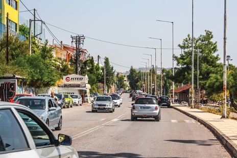 ΛΕΩΦΟΡΟΣ ΚΑΡΑΜΑΝΛΗ: «Σκοτώστρα» στο κέντρο της πόλης