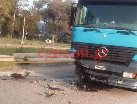 ΧΑΛΚΙΔΑ - ΚΟΜΒΟΣ ΑΓΙΟΥ ΣΤΕΦΑΝΟΥ: ΙΧ καρφώθηκε πάνω σε φορτηγό