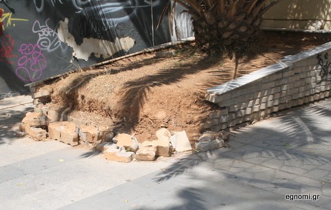 Σπασμένο παρτέρι ζητάει επισκευή