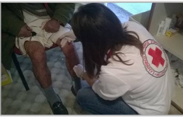 Νοσηλεύτρια του Ερυθρού Σταυρού φροντίζει καθημερινά έναν άστεγο στη Χαλκίδα