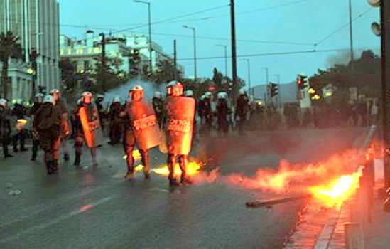 Το Εργατικό Κέντρο Εύβοιας καταγγέλλει την επίθεση των ΜΑΤ στο Σύνταγμα