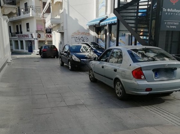 ΧΑΛΚΙΔΑ: Ο πεζόδρομος της οδού Αγγελάτου έγινε πάρκινγκ!