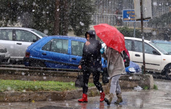 ΚΑΙΡΟΣ: Η Πέμπτη φέρνει βροχές, χιόνια και τσουχτερό κρύο