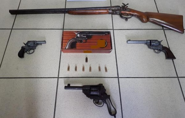 Συνελήφθησαν δύο άτομα για παράνομη κατοχή όπλων (pic)