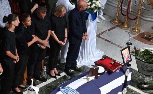 Κουφέτα και γλυκά στην κηδεία της Θάλειας Κορδαμπάλου στη Λάρισα