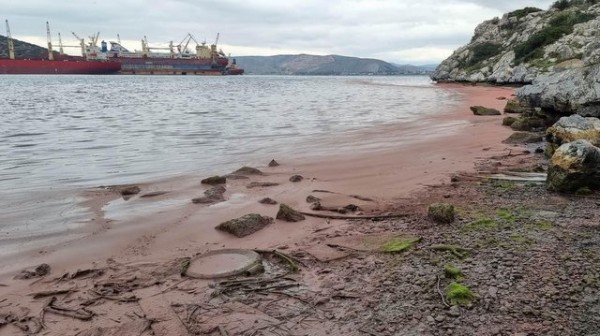 ΑΥΛΙΔΑ: Κοκκίνισε η θάλασσα στην περιοχή των Ναυπηγείων (φωτό)