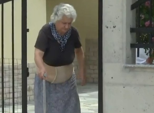 Μετανιωμένη δηλώνει η ηλικιωμένη που πέταξε το μπαστούνι της σε σκύλο (VIDEO)