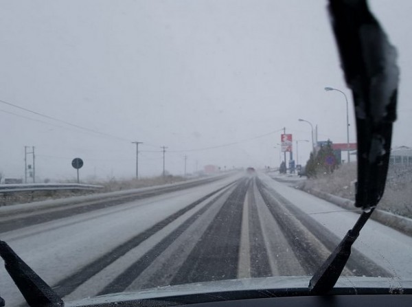 ΚΑΤΑΓΓΕΛΙΑ: Τσιγγάνοι επιτέθηκαν σε εγκλωβισμένους από το χιόνι οδηγούς στο Πυρί